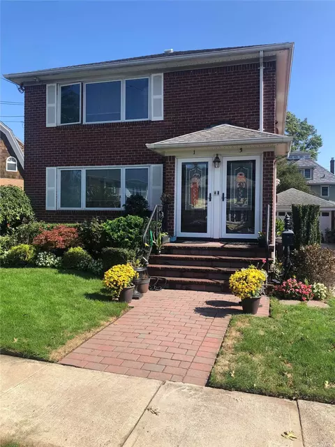 1 Geranium Ave, Floral Park, NY 11001