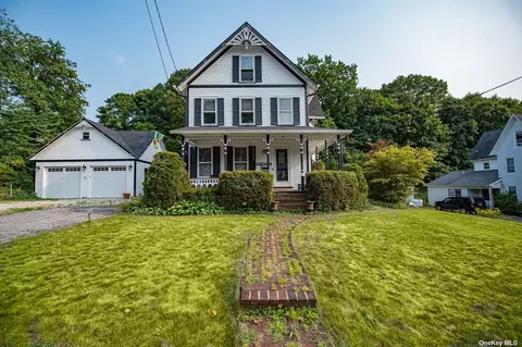36 Washington Pl, Northport, NY 11768