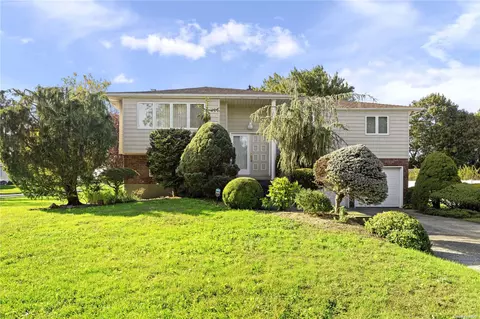 122 Hayrick Ln, Commack, NY 11725