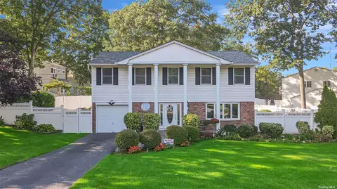 16 Denise Ln, Hauppauge, NY 11788
