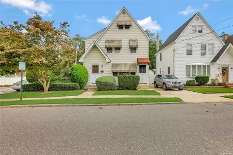 43 Stratford Ave, Williston Park, NY 11596