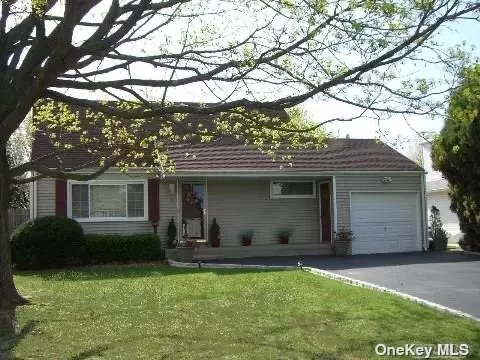 52 Seley Dr, North Babylon, NY 11703