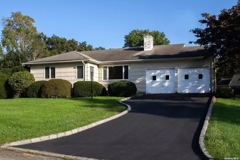 8 Bardwell Ln, Huntington, NY 11743