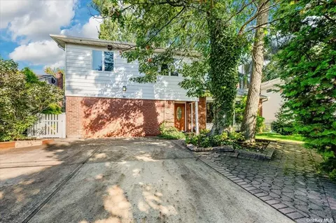 19 Geoffrey Ln, Hewlett, NY 11557