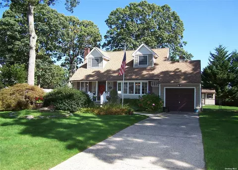 387 Renee Dr, Bayport, NY 11705