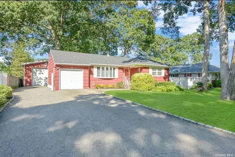 76 Horton St, West Islip, NY 11795