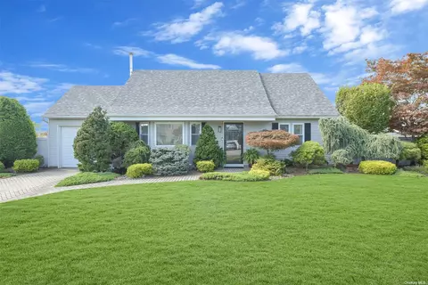20 Gateway Dr, Copiague, NY 11726
