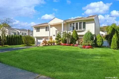 100 Ursula Dr, Roslyn, NY 11576