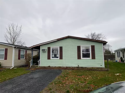 46 Village Cir #46, Manorville, NY 11949