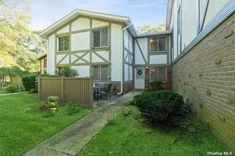 124 Skyline Dr #124, Coram, NY 11727