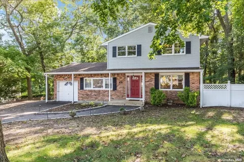 38 Scott St, Dix Hills, NY 11746