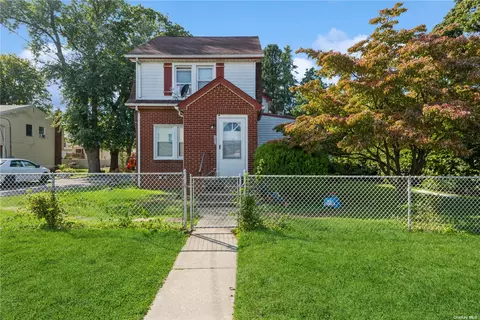 75 Burns Ave, Hicksville, NY 11801