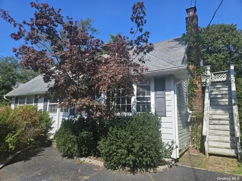 37 W Lakeland St, Bay Shore, NY 11706