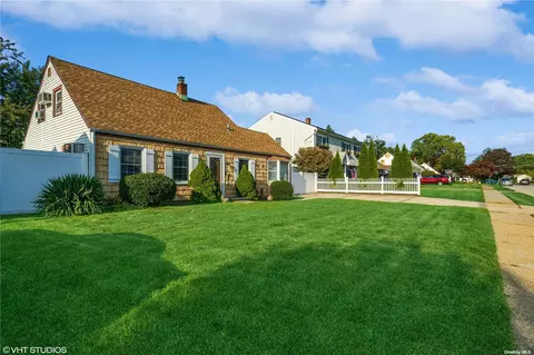 99 Prairie Ln, Levittown, NY 11756