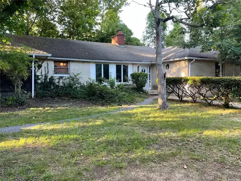 25 Sea Cliff St, Islip Terrace, NY 11752