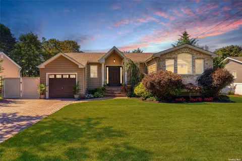 599 Grand Ave, Lindenhurst, NY 11757
