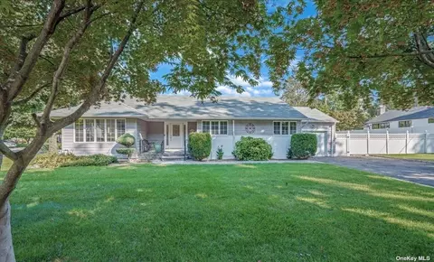 21 Ridge Dr, Glen Cove, NY 11542