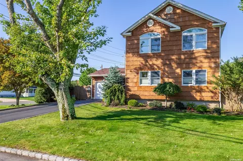 4 Roosevelt Ave, Islip, NY 11751