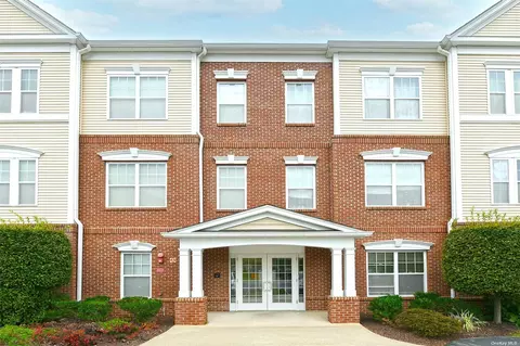915 Kirkland Ct #J 915, Central Islip, NY 11722
