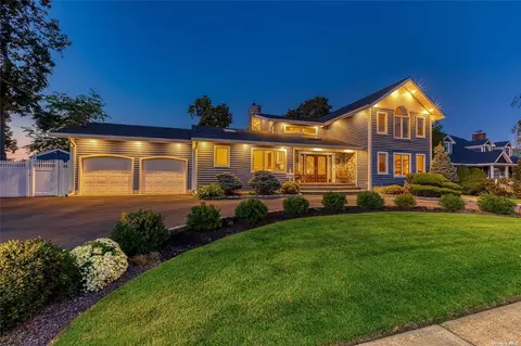 11 Amity Pl, Massapequa, NY 11758
