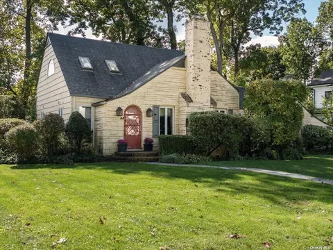 44 Thornwood Ln, East Hills, NY 11577