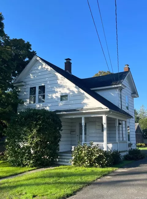 185 Elm St, Southampton, NY 11968