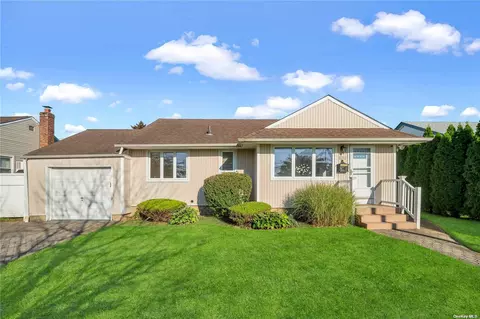 133 Pollok Pl, Hicksville, NY 11801