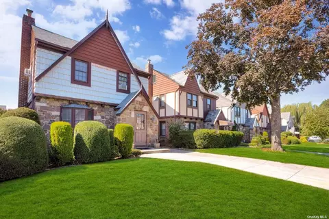 87-20 253rd St, Bellerose, NY 11426