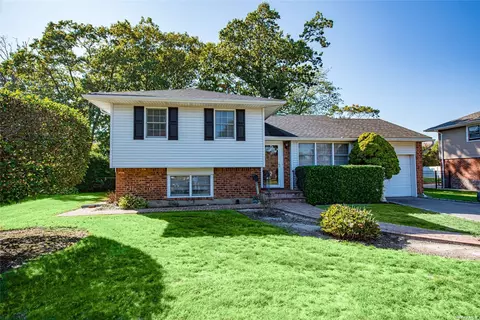 112 Hobart St, East Islip, NY 11730