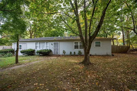 431 Mill Rd, Coram, NY 11727