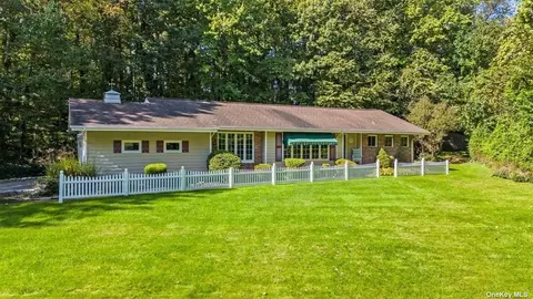16 Capel Dr, Dix Hills, NY 11746