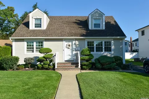 11 Woodward St, Roslyn Heights, NY 11577