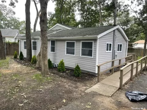 277 Mooney Pond Rd, Selden, NY 11784