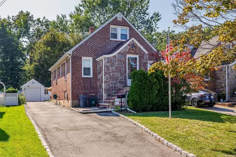 86 Wood St, Lynbrook, NY 11563