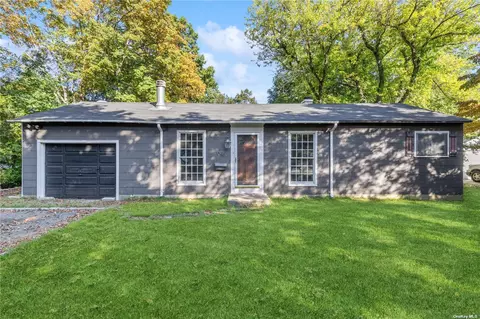 1046 Joselson Ave, Bay Shore, NY 11706