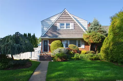 29 Park Ave, Garden City Park, NY 11040
