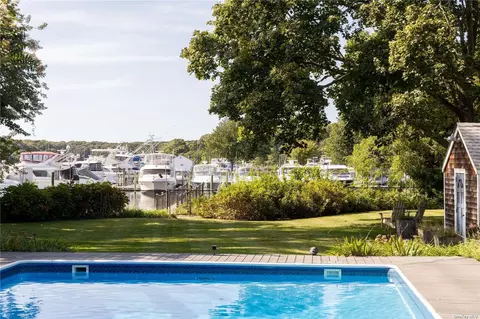 295 Maiden Ln, Mattituck, NY 11952