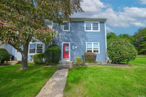 9 Merrimac Ct, Coram, NY 11727