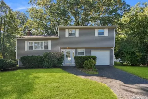 30 Starfire Dr, Centereach, NY 11720