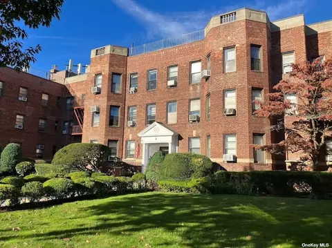 2 Herrick Dr #3J, Lawrence, NY 11559