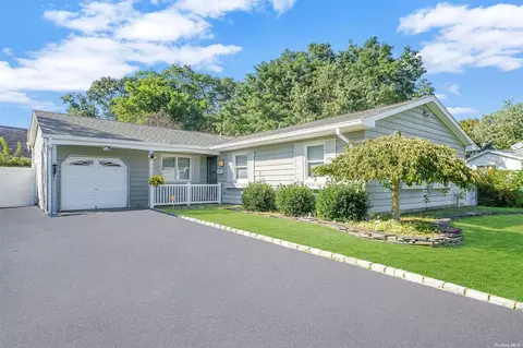 30 Marsha Ln, Bay Shore, NY 11706