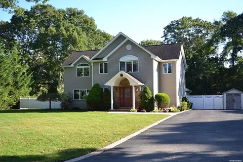 12 Park Ave, Saint James, NY 11780