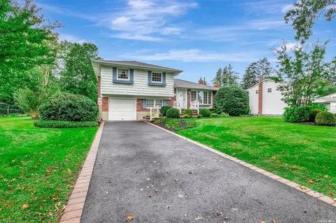 20 Pawnee Dr, Commack, NY 11725