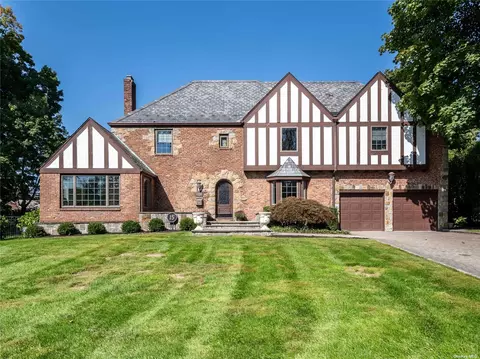 15 Buckminster Ln, Manhasset, NY 11030
