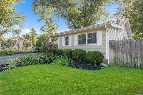 24 Jay St, Ronkonkoma, NY 11779