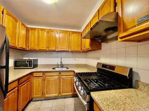 41-38 66th St #5B, Woodside, NY 11377