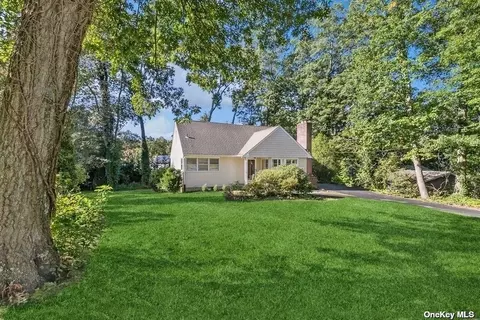 17 Cranbrook Dr, Centerport, NY 11721