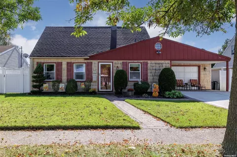 22 Green Ln, Levittown, NY 11756