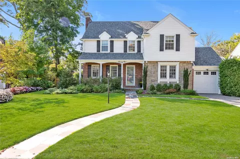 25 Cambridge Ln, Manhasset, NY 11030