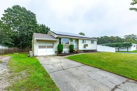 427 Mayflower Ave, Brentwood, NY 11717